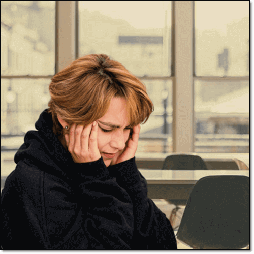 두통이 심한 여성