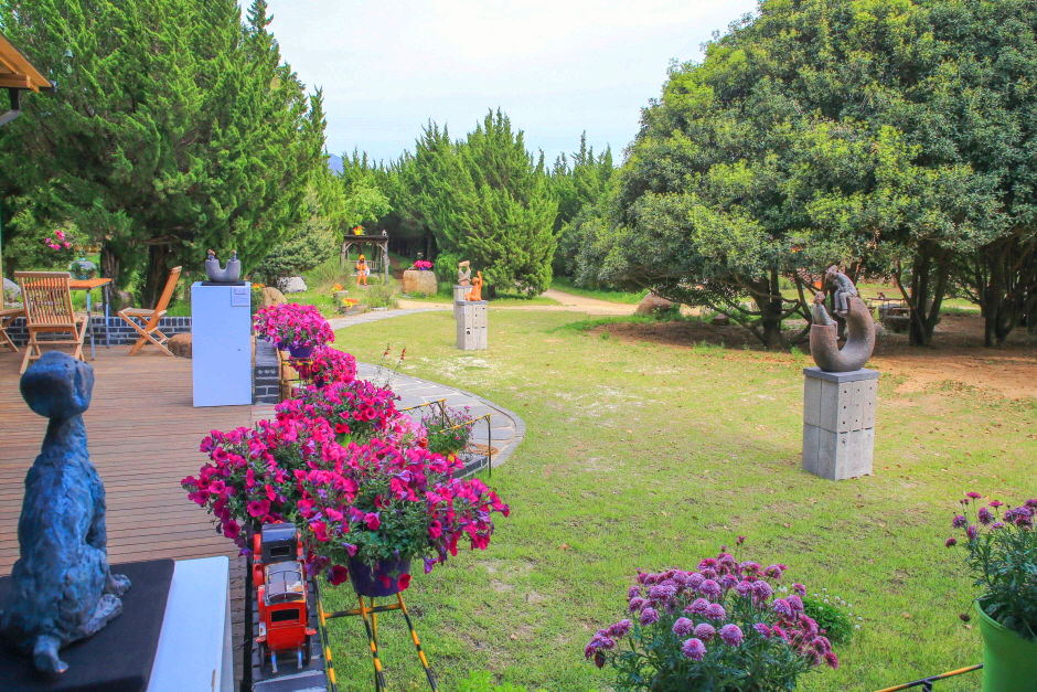 정원에 꽃과 조각상들이 있다.