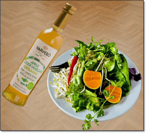 사과식초와 과일 채소 샐러드