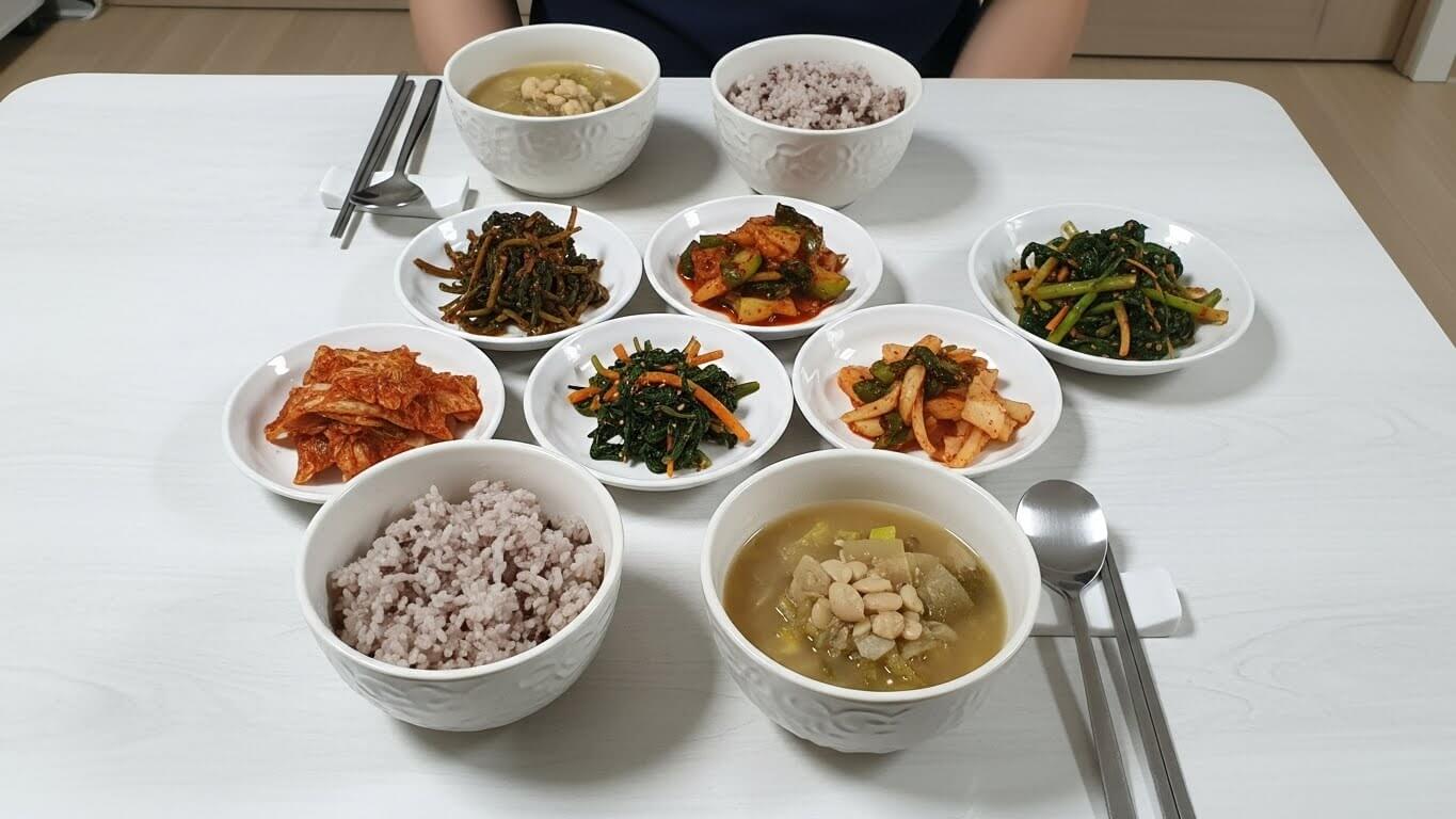 잡곡밥과 된장국, 농식품 반찬으로 차린 한국 가정의 두 사람 일상 식사