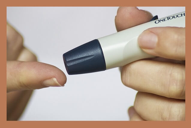 혈당측정하는-장면