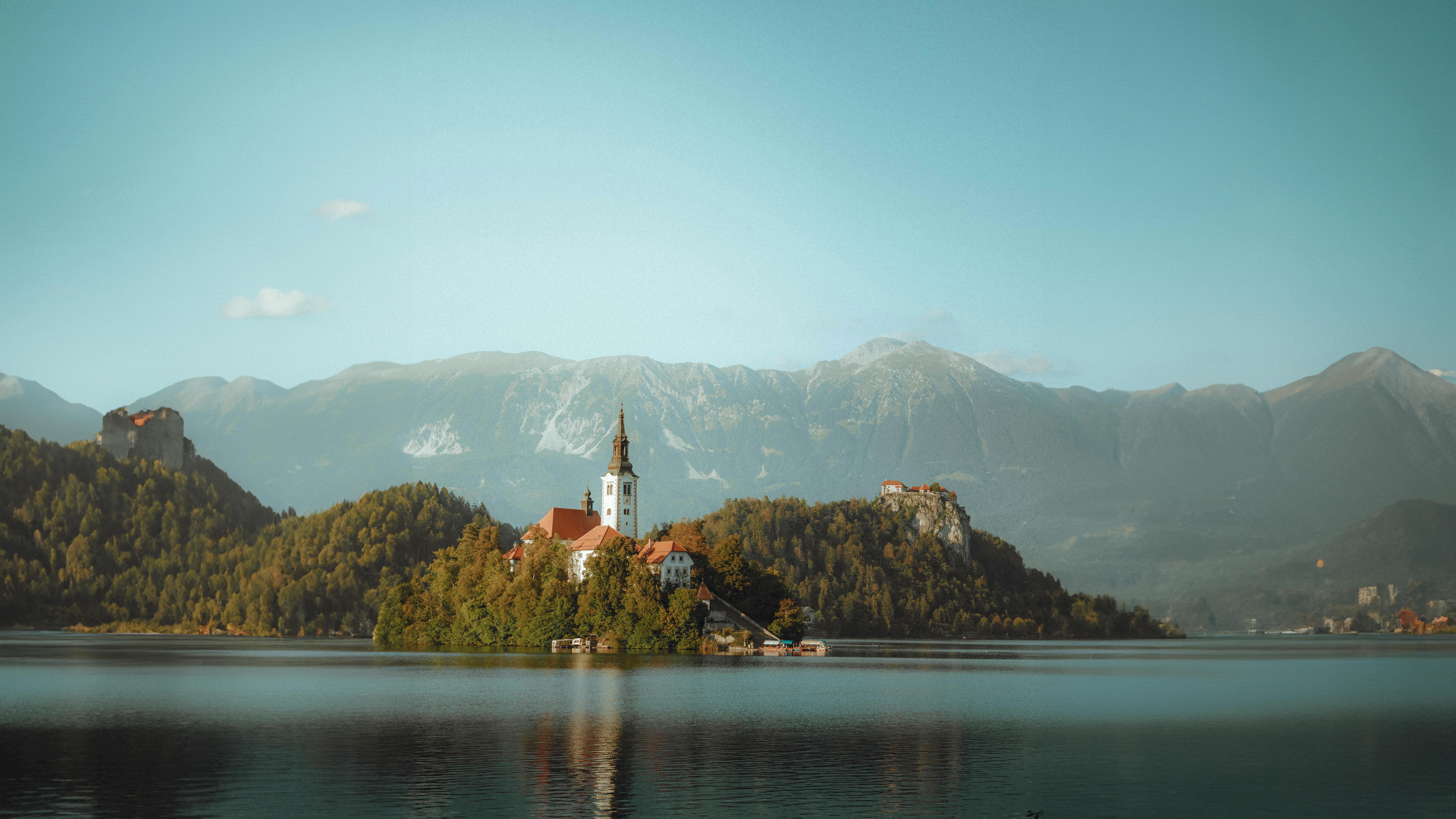 그림 같은 블레드 호수(Lake Bled)와 성당의 전경 &ndash; 알프스 배경의 청명한 물빛과 성당이 어우러진 모습