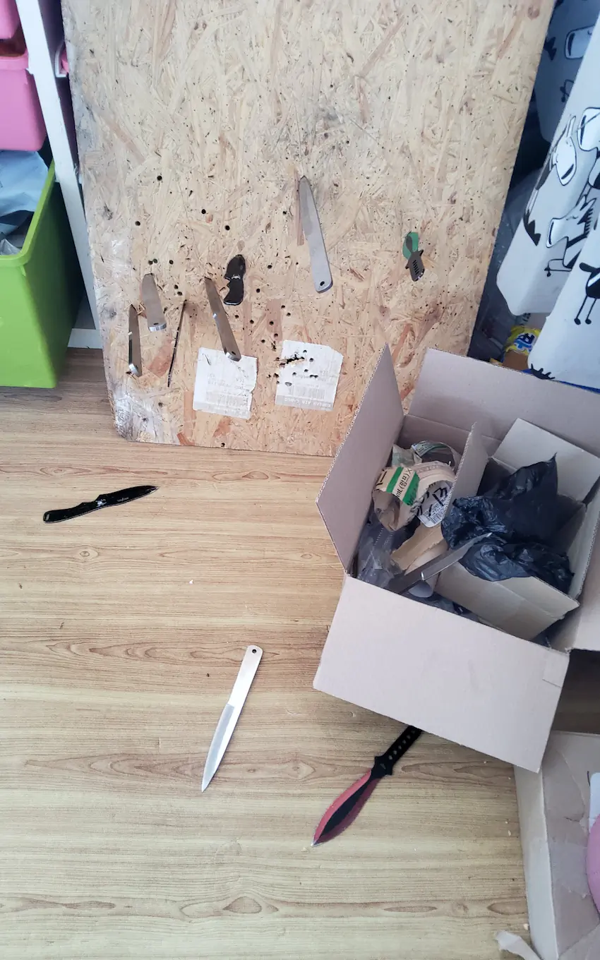 수능 모히칸 머리 나이프로 창문 깸