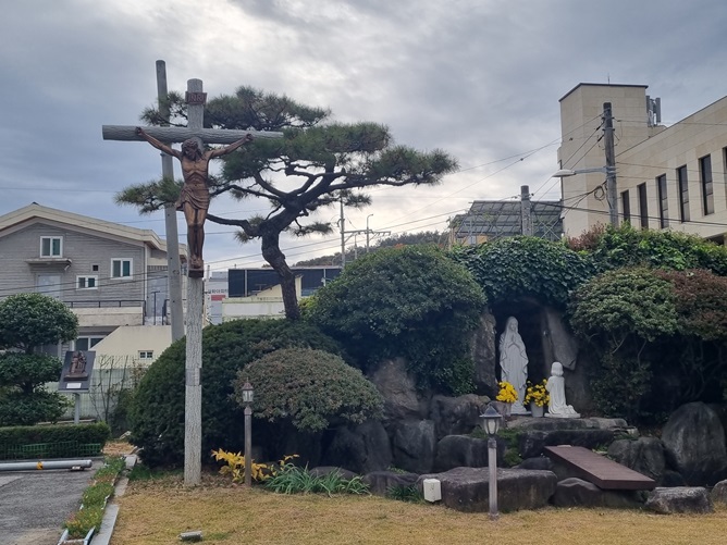 정읍 연지동성당 야외 십자고상, 성모동산