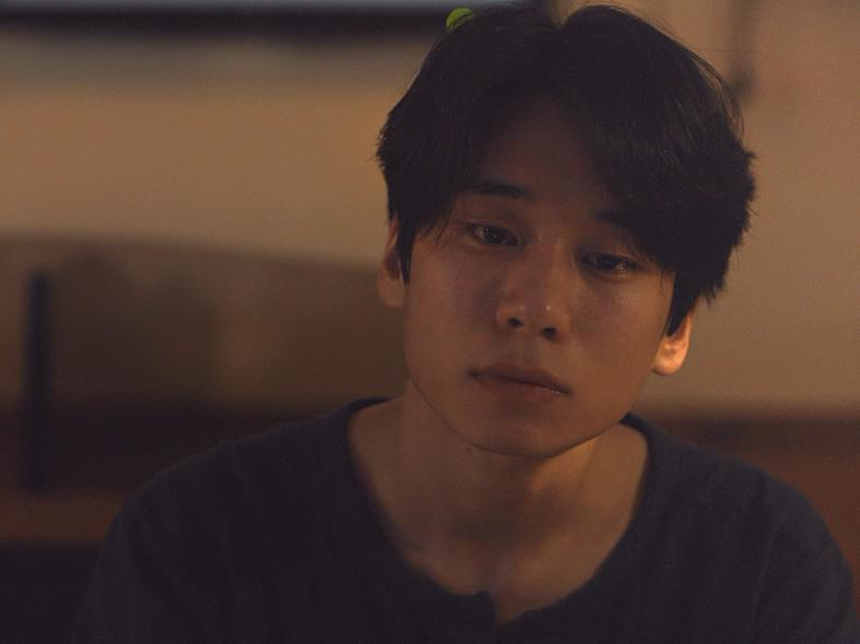 멍때리는 남성의 모습