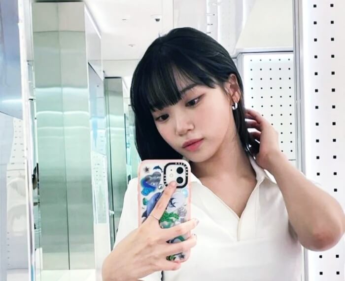 흰옷입고-셀카찍는-김채원