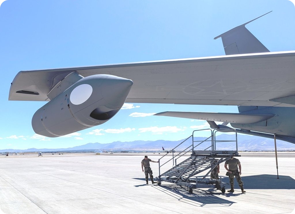 KC-135 항공기의 날개에 장착되어 있는 MPRS Pod