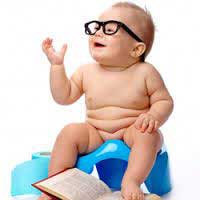 변기에 앉아있는 아기