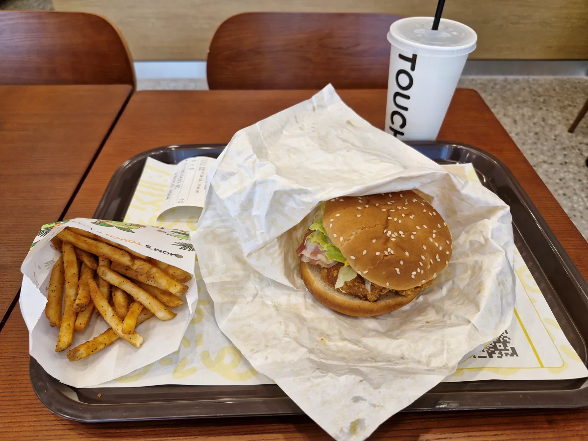 맘스터치-햄버거-감자튀김-테이블-위에-올려져-있는-모습