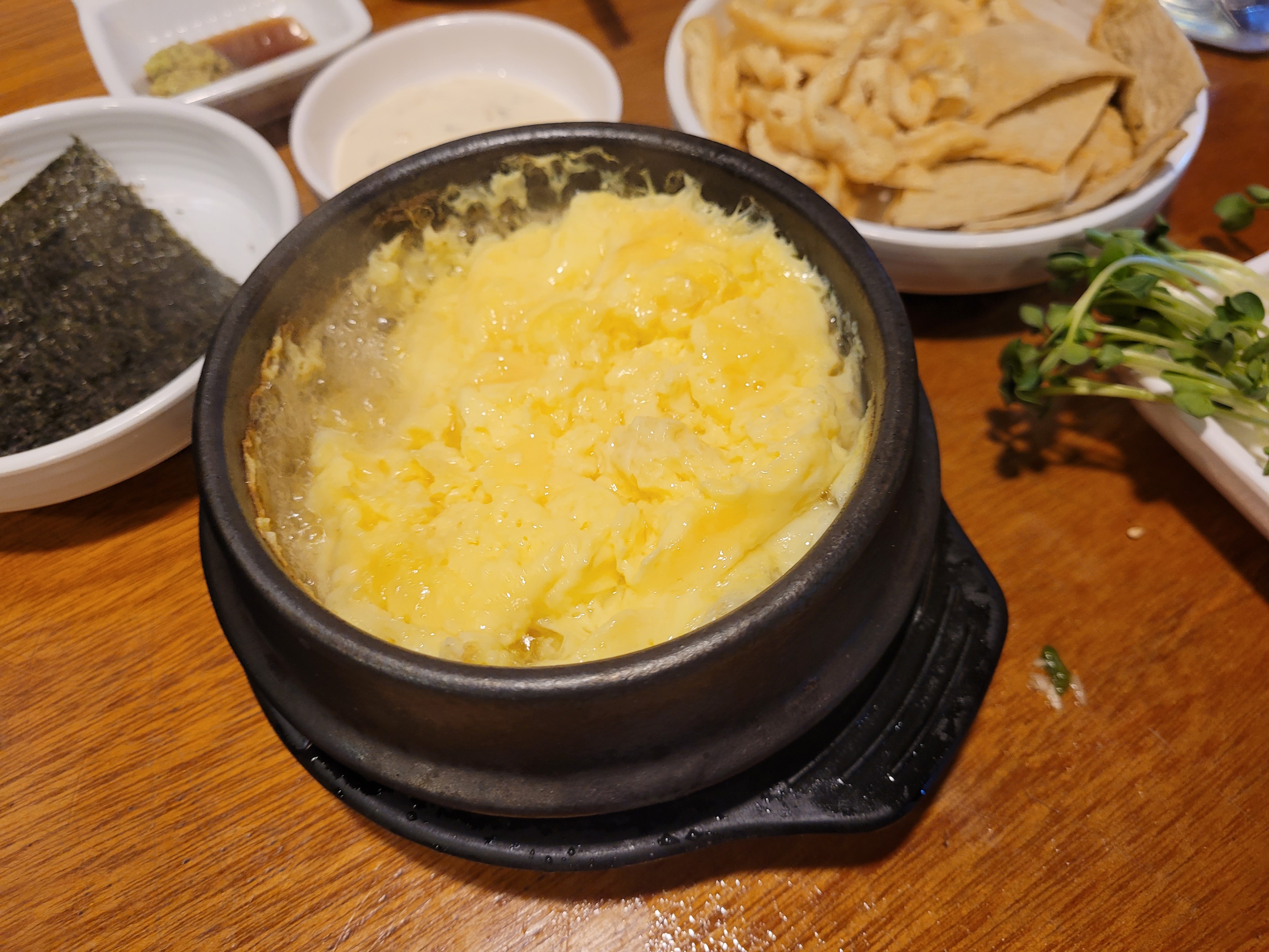 보글보글 끓고 있는 계란찜