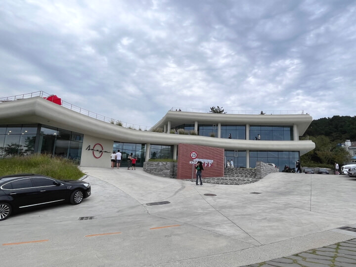 카페 AOP 건물 입구