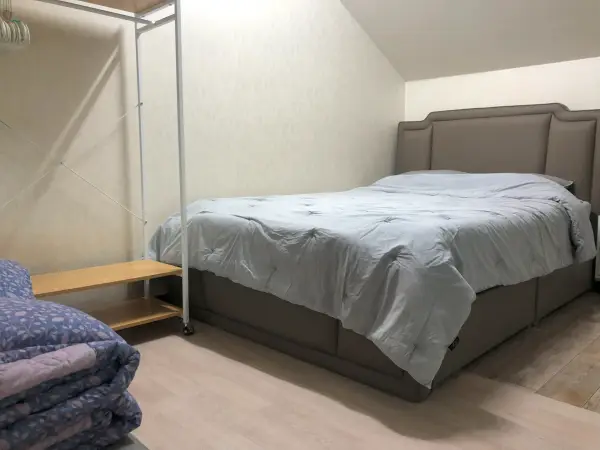 복층에 있는 침대 및 여분 침구