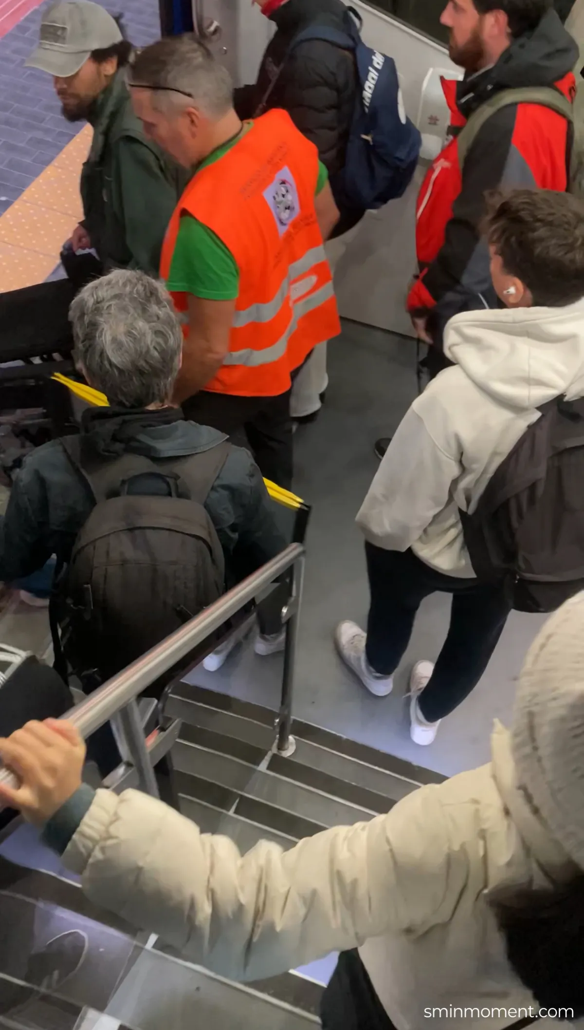 피사에서피렌체로돌아가기-2층기차안-하차중-딸