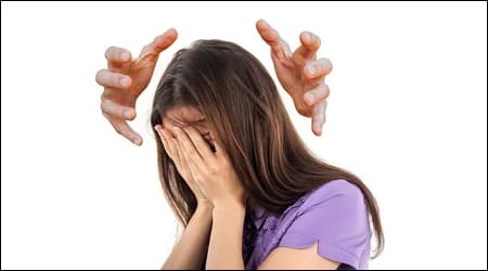 괴로워하는 여성