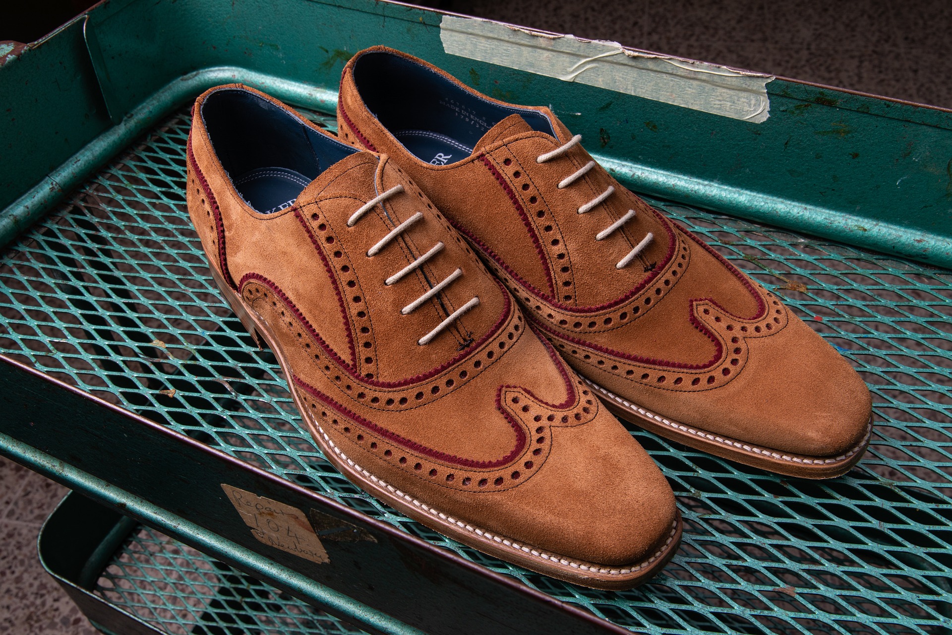 로퍼(Loafer)의 기원과 변화를 소개하는 역사 자료 이미지입니다.