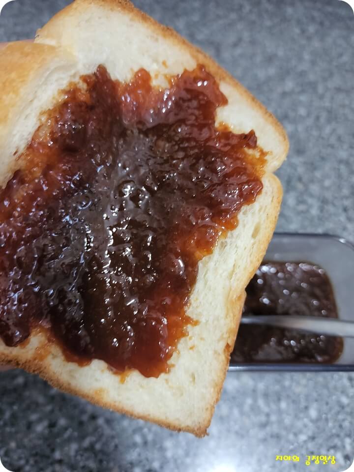 식빵에 바른 자두쨈