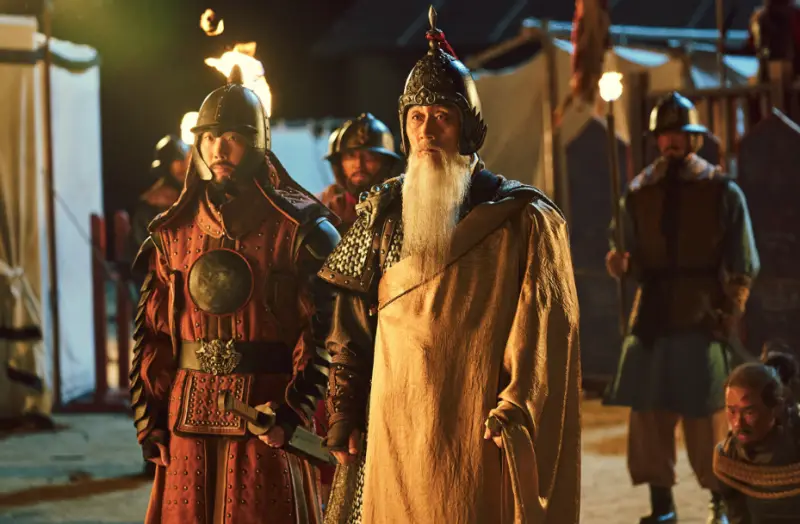 영화 노량- 앞으로 걸어가고 있는 허준호