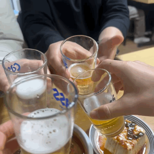 소맥 한잔 마시는 모습