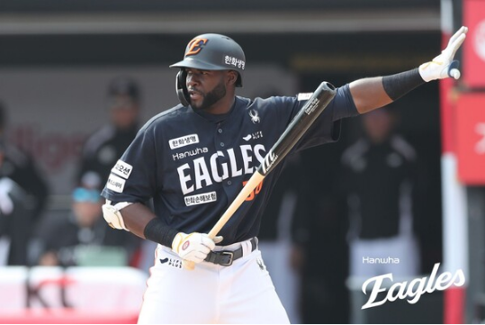 한화 이글스에 입단한 레바라토의 모습. /사진=로이터·한화 이글스 인스타그램 캡처