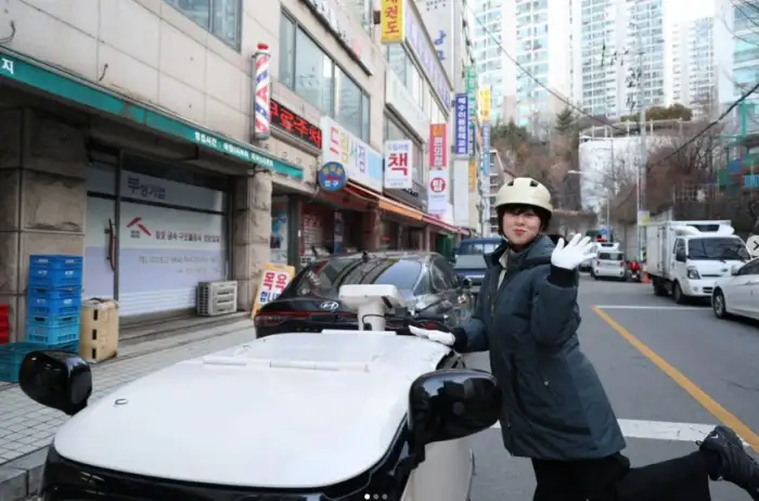 배우최강희, 배달 카트를 타고 웃고 있다