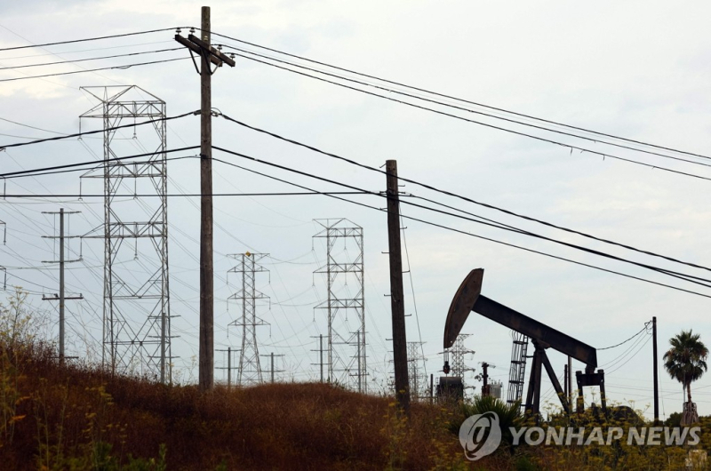 미국 캘리포니아주 로스앤젤레스에서 석유 시추기가 작동하고 있다.