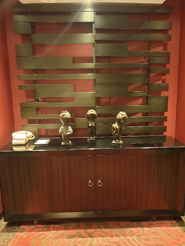 미술품이 전시된 복도 테이블