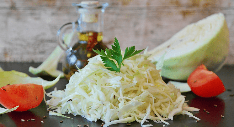 채를 썬 양배추