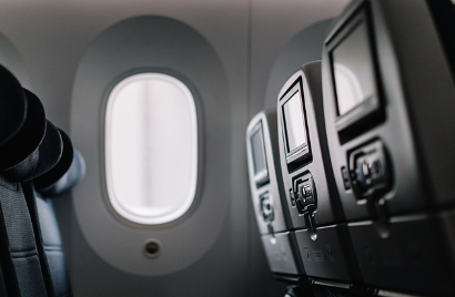 일본 입국신고서&amp;#44; 세관신고서 작성법과 관련하여 일본여행을 의미하는 비행기 내부 사진