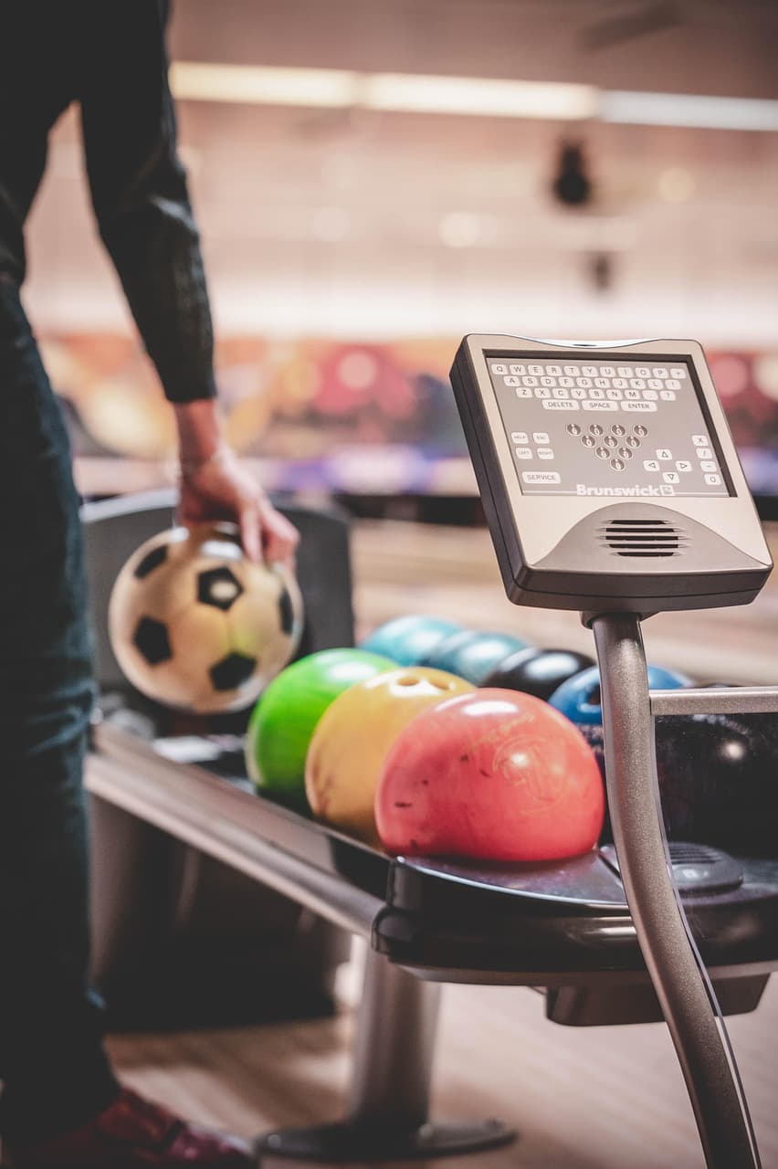 볼링장에서 볼링골을 들어올리는 사진