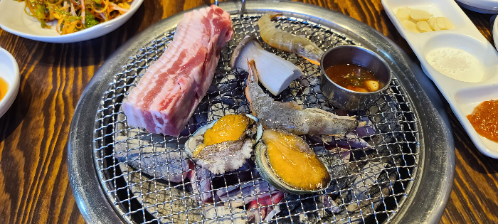 제주도 제주도여행 흑돼지구이 저녁식사 제주도유명소주 한라산 숯불입장 흑돼지삼겹살 전복 새우