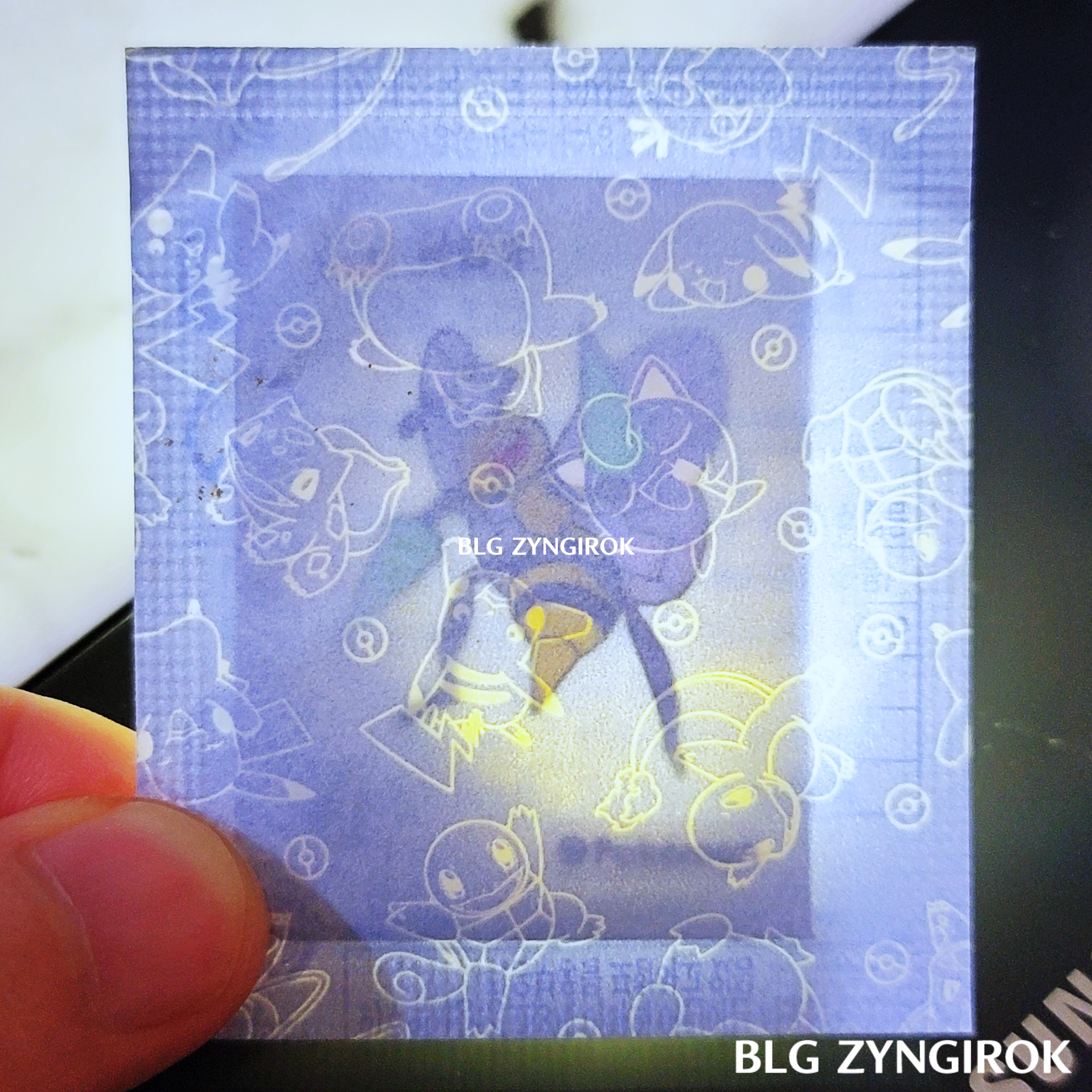 띠부띠부씰-독침붕을-들고있다.