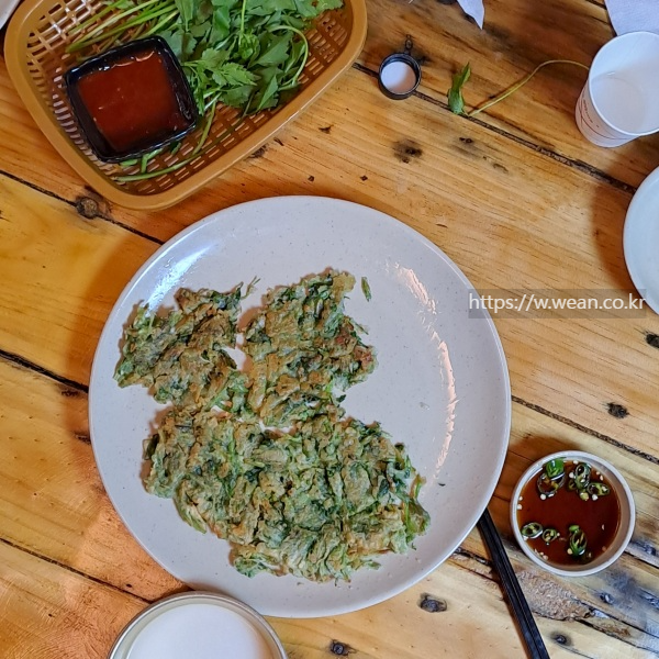 미나리전이 놓여 있어요.