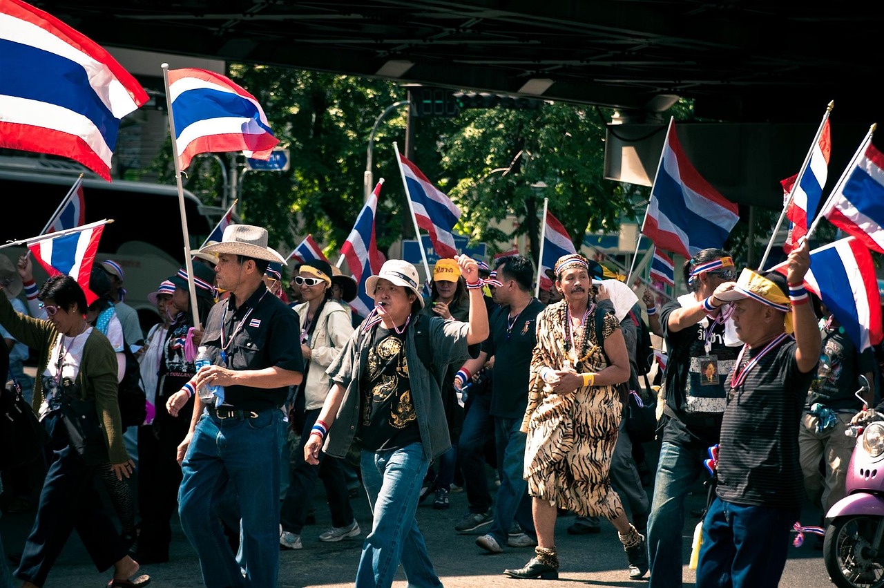 태국 국기를 들고 시위하는 시민들