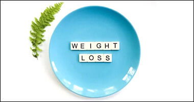 접시 위에 쓰인 체중 감량 글씨