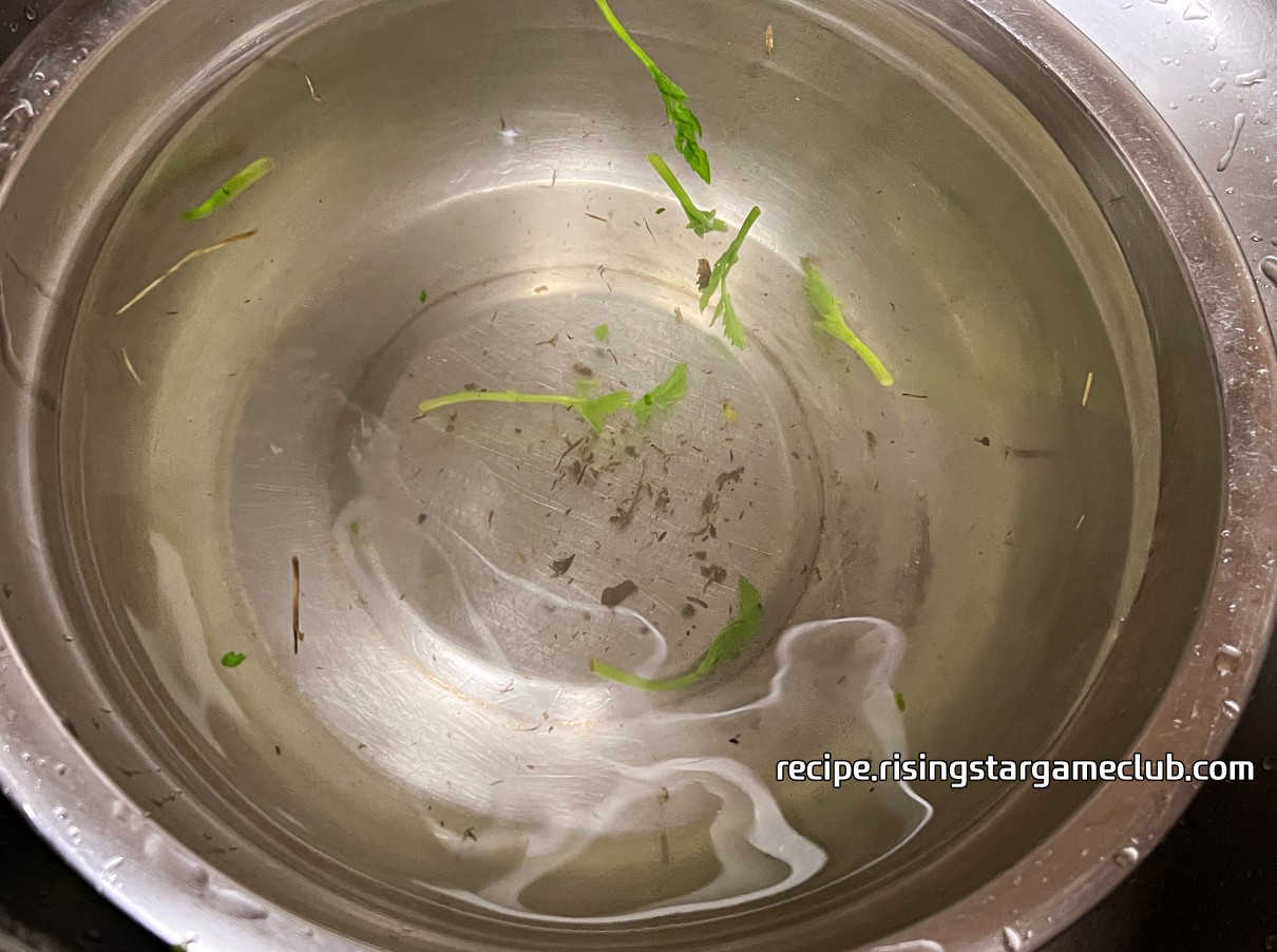 데쳐진 미나리를 세척한뒤 나온 불순물 사진