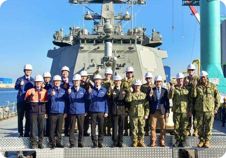 정기선 HD현대 회장이 지난 15일 울산 HD현대중공업 조선소를 방문한 대릴 커들 미국 해군참모총장과 함께 최신예 이지스함 ‘다산정약용함’(정규 2번함) 내부를 둘러본 뒤 기념 촬영을 하고 있다. 커들 제독은 방한 기간 한국 조선소의 생산 역량을 시찰하며 미 해군 함정 건조 지연 해소를 위한 협력 방안을 논의했다. 2025.11.16 HD현대 제공 연합뉴스