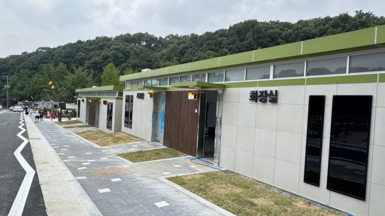 ▲ 깨끗하고 모던한 디자인의 화장실 건물. 내부도 정말 청결했어요!