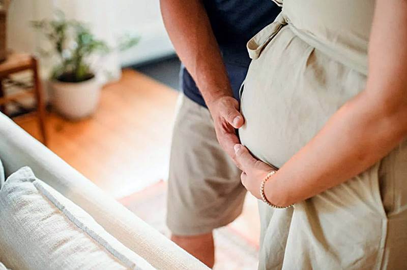 만삭인-임산부와-남편의-모습