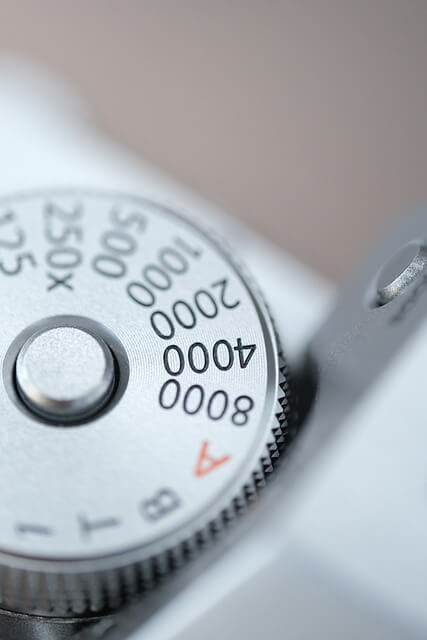 눈의 조절근과 같은 역할을 하는 카메라