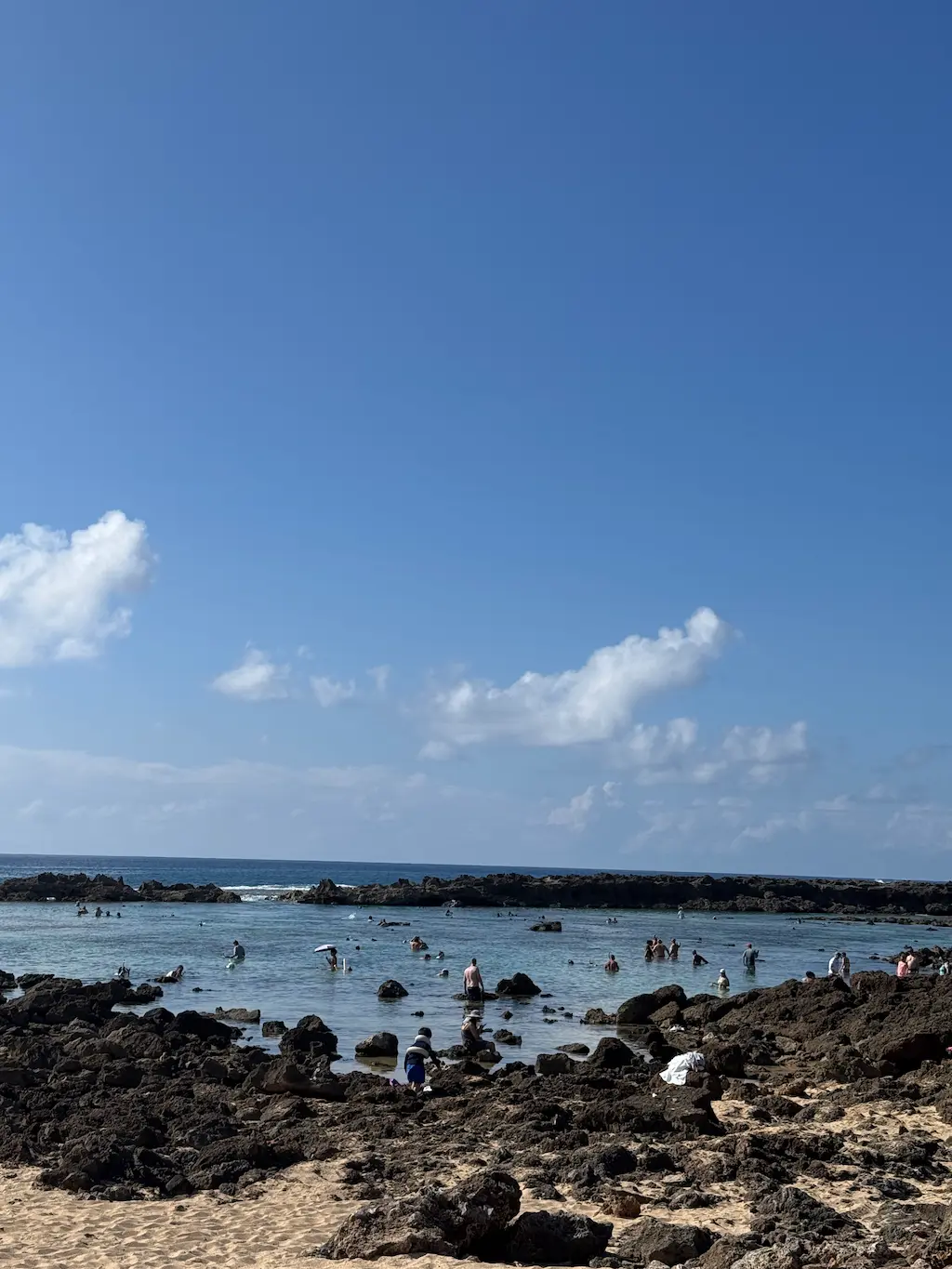 푸푸케아 비치 해변에서 물놀이하는 사람들