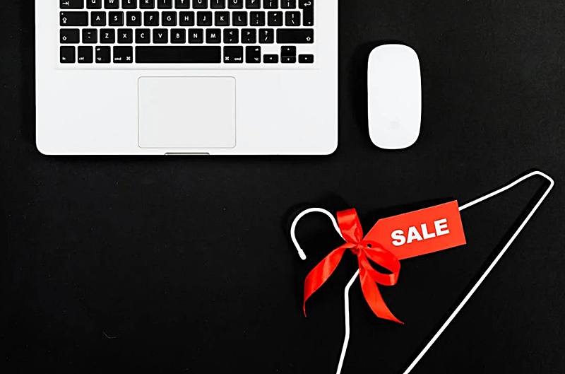 노트북과-세일이-적힌-팻말의-모습