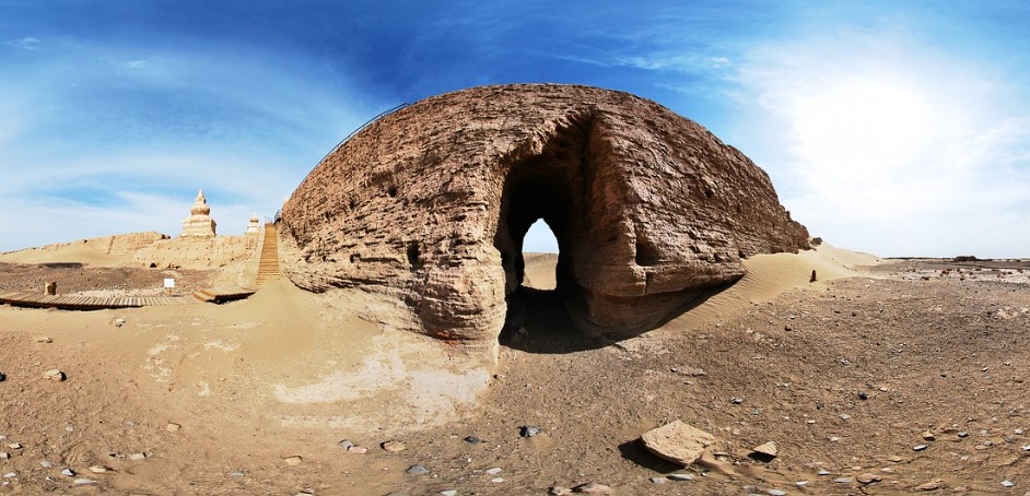 몽골사막의 바위사진입니다.