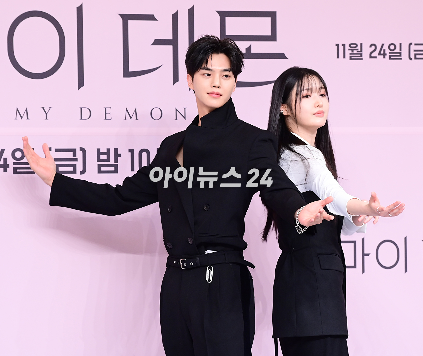 배우 송강과 조혜주가 24일 오후 서울 양천구 SBS에서 열린 SBS 새 금토드라마 &#39;마이 데몬&#39; 제작발표회에 참석하고 있다. [사진=정소희 기자]
