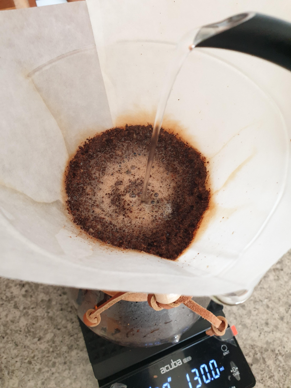 가운데로 물을 붓는 모습. 센터 푸어 시 너무 강하지 않게 한다.