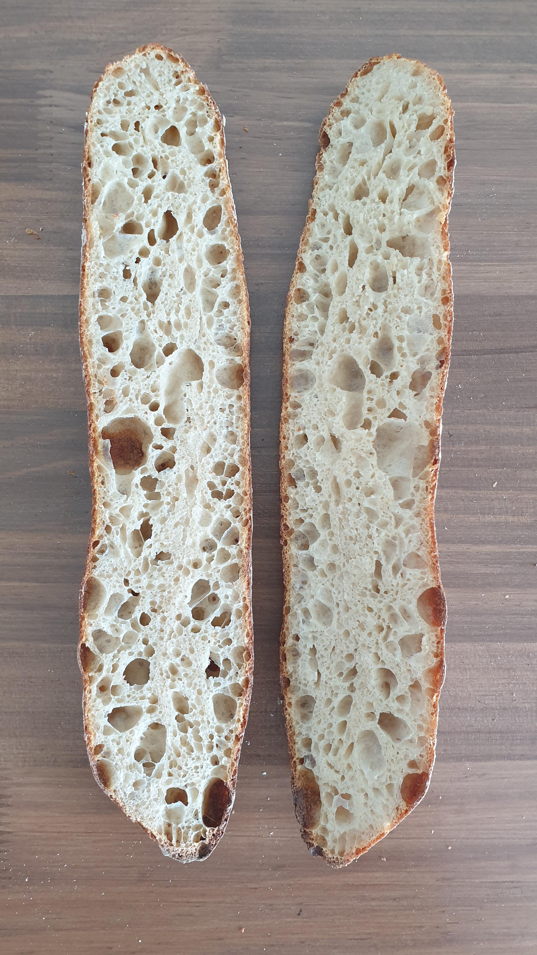 바게트 단면. 크고 작은 기공