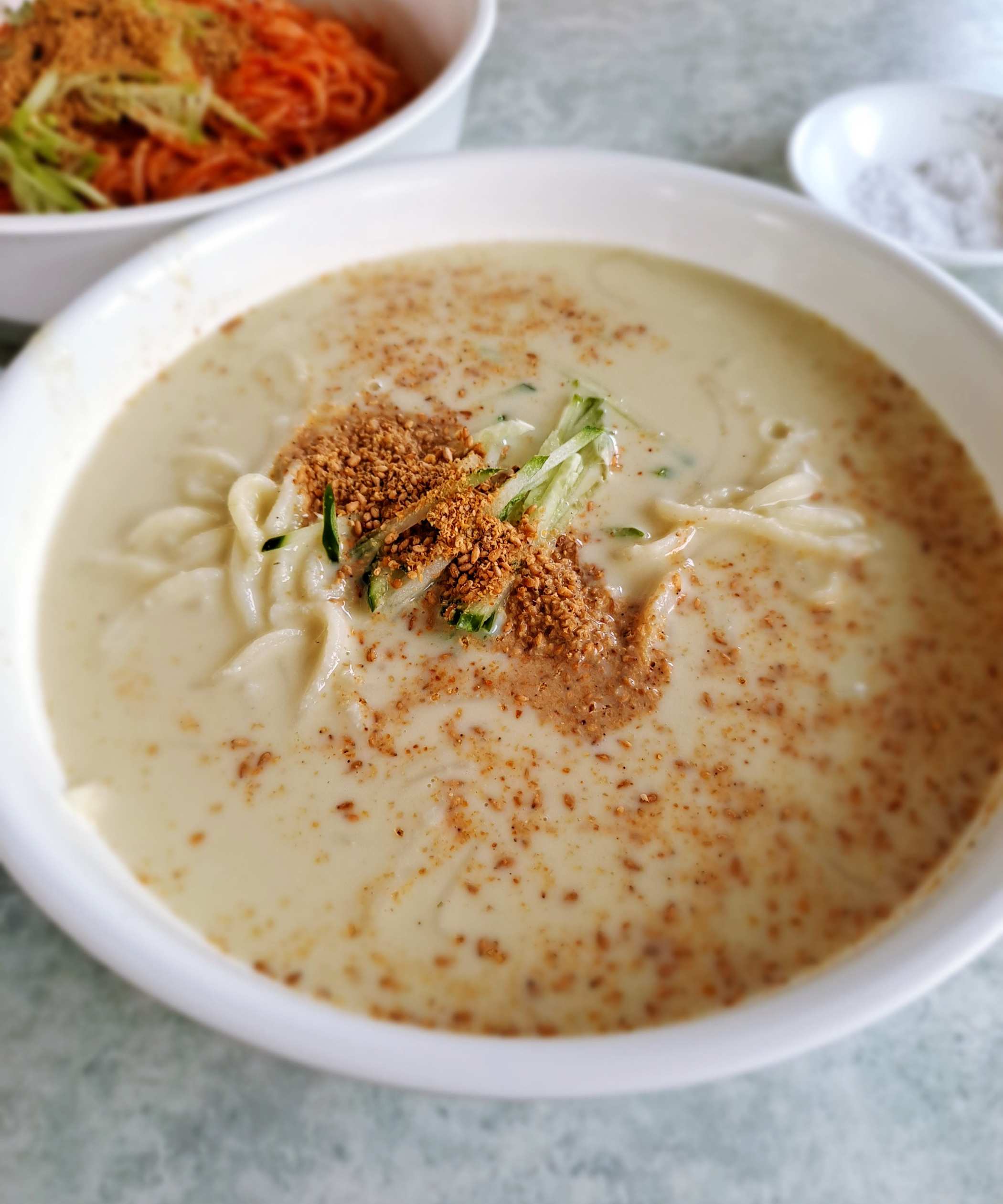 깨와오이 토핑 콩국수