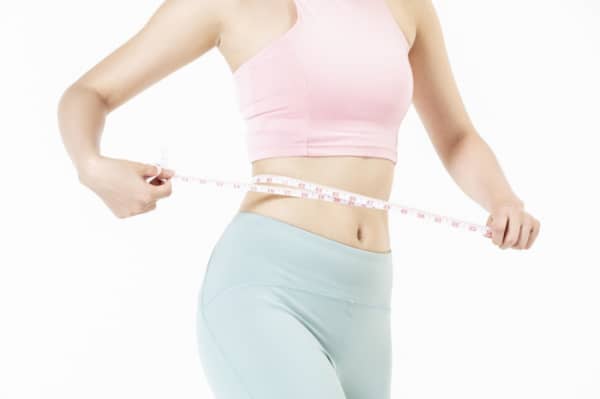 허리사이즈를 측정하는 여성, 줄자, 다이어트 신체변화