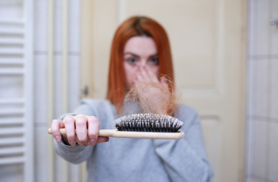 🧴 &ldquo;머리 감으면 머리카락이 더 많이 빠진다?&rdquo;&ndash; 탈모와 머리 감기의 관계, 진실은?