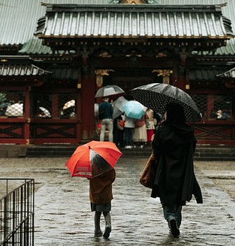 침수 지역 장화 위험! 감염&middot;낙상 피하려면 이렇게 하세요