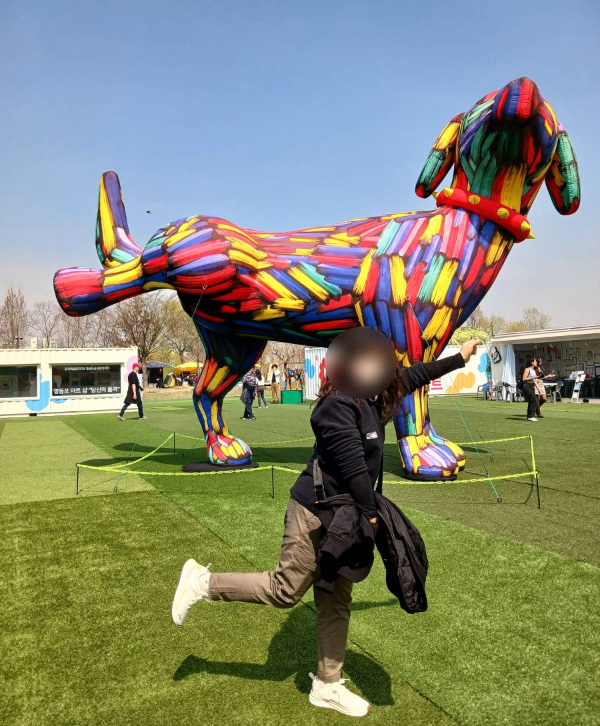 축제장 알록달록 강아지